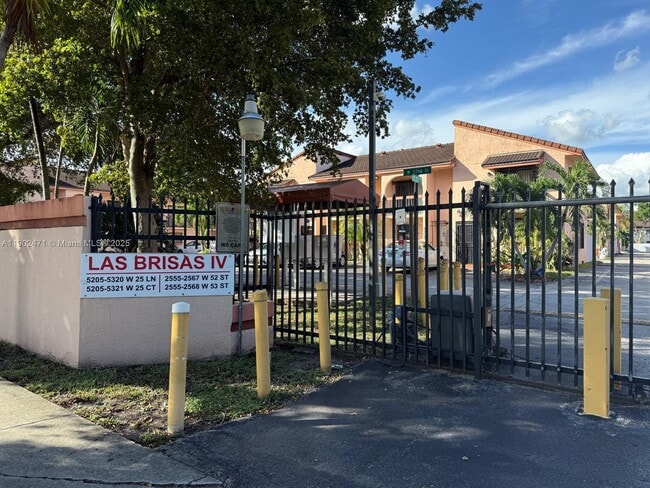 Photo - 2555 W 53rd St Unidad 404