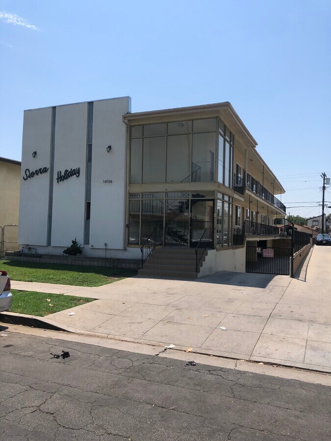 Front of Building - 14106 Delano St Unidad 4