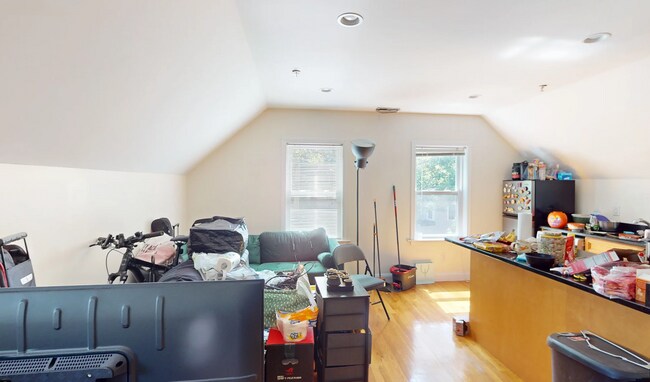Building Photo - 176 Fuller St Unit 3 Rental