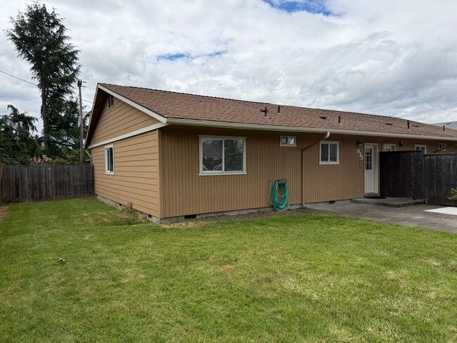 Photo - Updated 3 bedroom 1 bath duplex in Junction City!