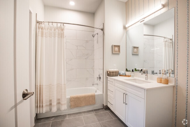 2 BR, 2 BA - 1,300 SQ FT