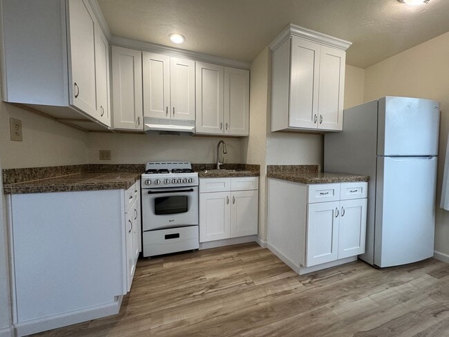 Building Photo - W Hawthorne ST Unit I