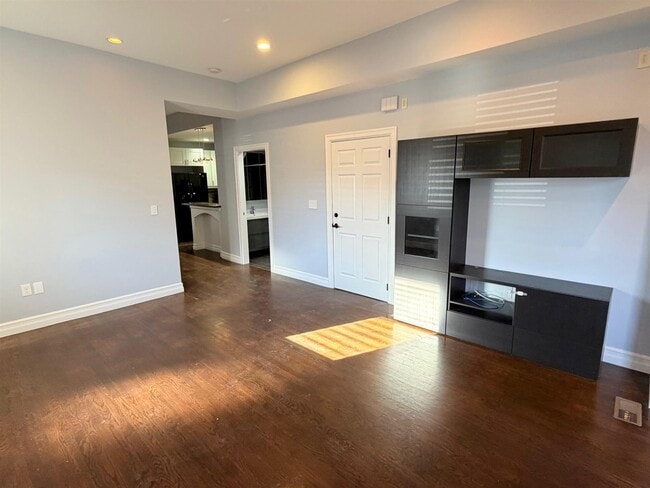 Photo - 8 Cross St E Unit #2