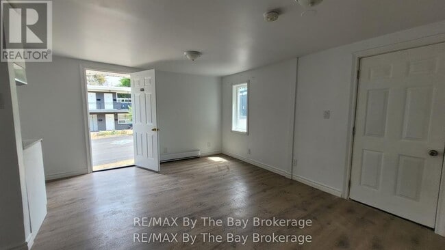 Photo - 280 River Rd E