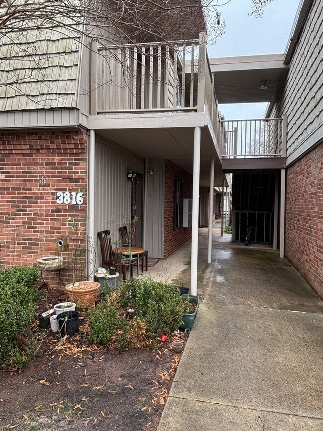 Building Photo - Convenient 1BR - Prime Location & Community Pool!