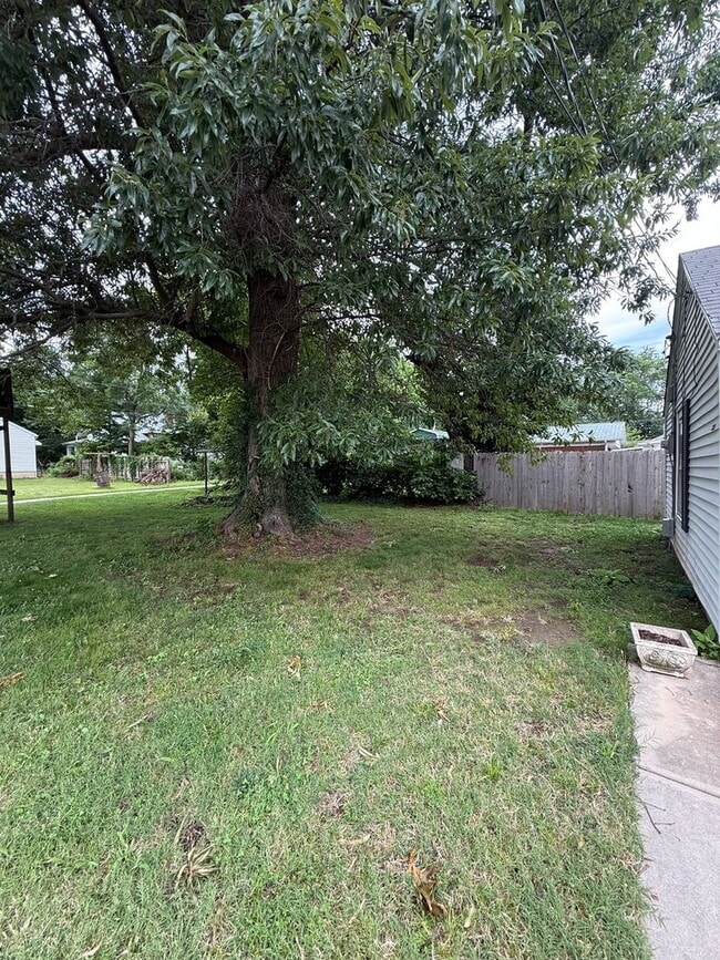 Photo - Charming 2 bedroom 1 bath home on large corner lot in desirable part of Springfield