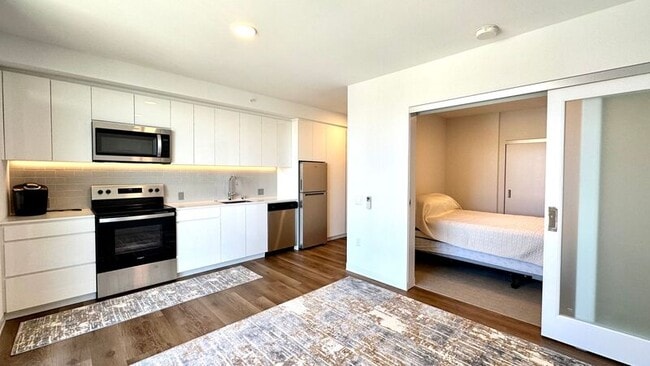 Building Photo - 987 Queen St Unit #2511
