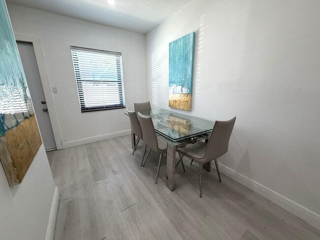 Photo - 801 NE 19th Ave