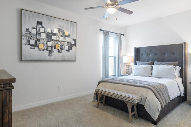 Experimente la tranquilidad en este dormitorio elegantemente diseñado, donde la comodidad se combina con el estilo. - Cortona South Tampa