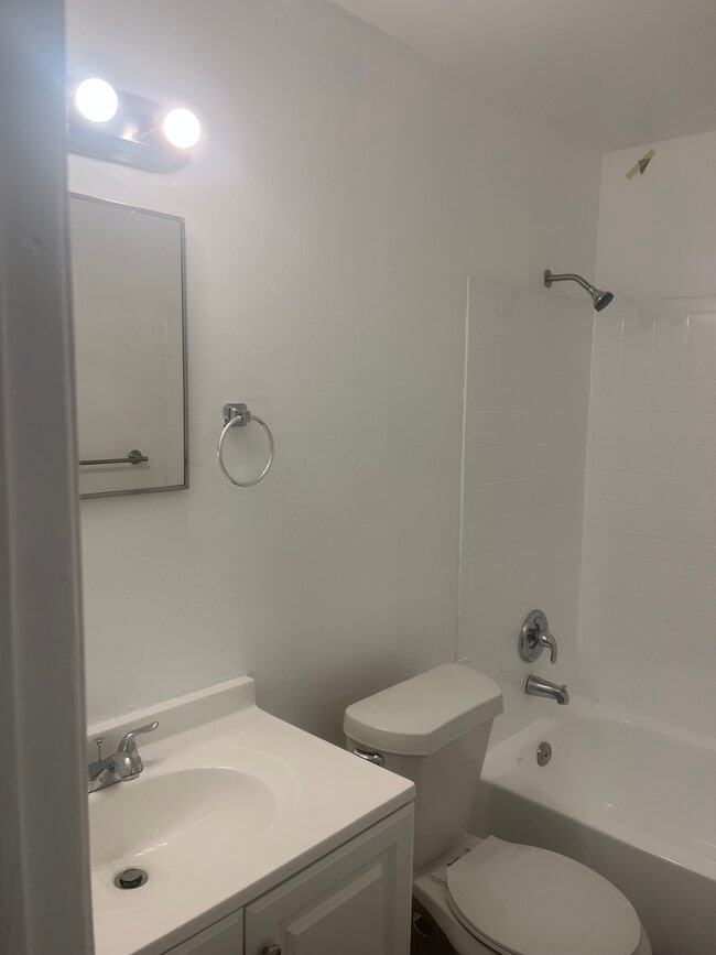 Building Photo - 6806 Thomas Cir Unit B Rental
