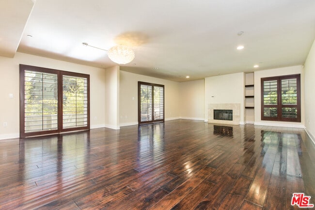 Building Photo - 7249 Franklin Ave Unit 201