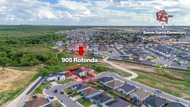 Photo - 905 Rotonda Ln