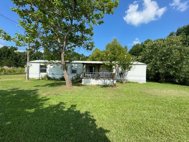 Building Photo - Country living with spacious front and backyard - 3 beds/ 2bath available now