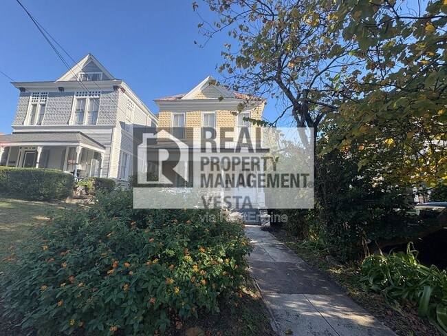 Building Photo - 384 Spring St Unit 1