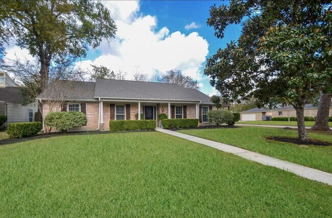 Photo - 13814 Lynnwood Ln