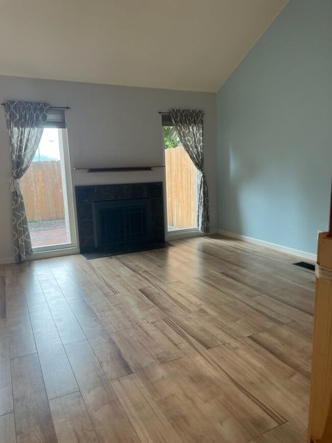 Photo - 3BD 2BA 2CAR Garage Townhouse located in L...