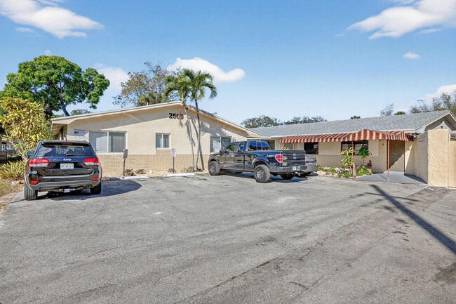 Building Photo - 2500 SW 18th Terrace Unit 2