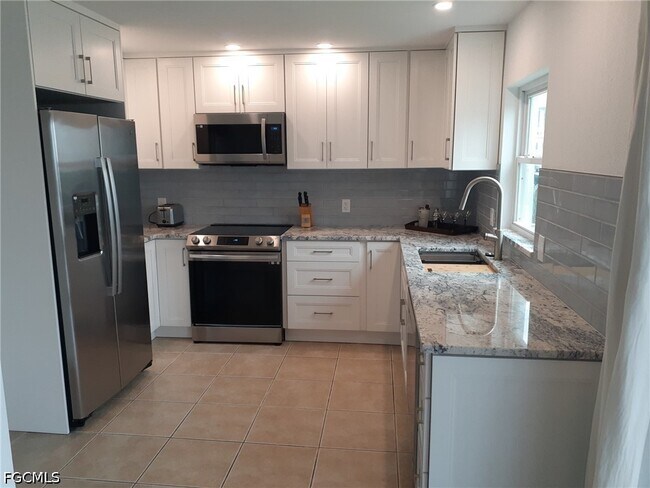 Photo - 2585 Third St