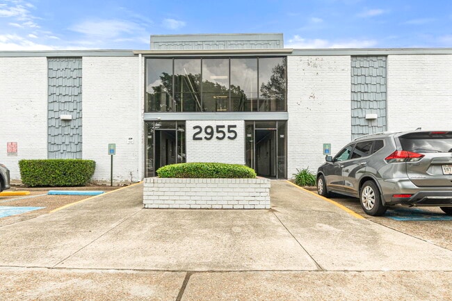 Building Photo - 2955 Ridgelake Dr