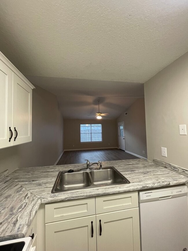 Photo - 185 Leeswood Cir