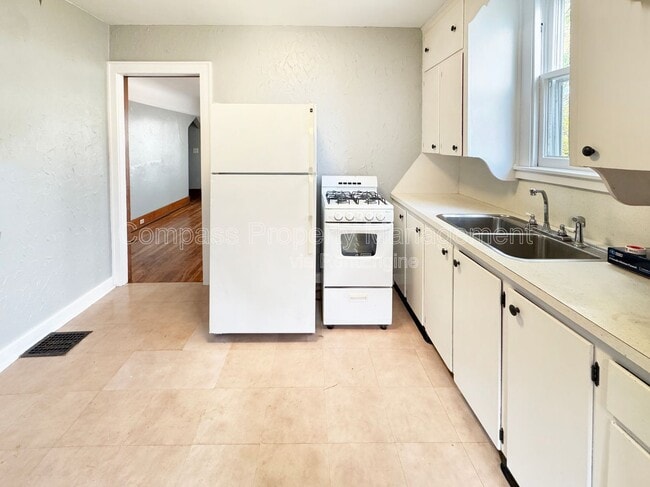 Photo - 40 Page St NE