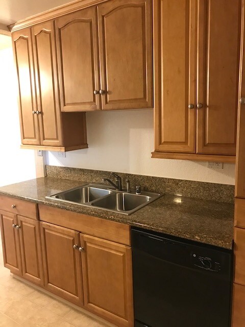 Kitchen #1 - 1030 W MacArthur Blvd Unidad 1030 #116