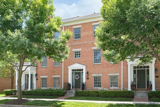 Building Photo - Beautiful 3 Bed Townhome In the Heart Of Village Of West Clay!