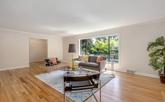 Photo - Updated Lake Oswego Home Overlook Country ...