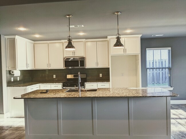 Photo - 700 Hawthorn Way