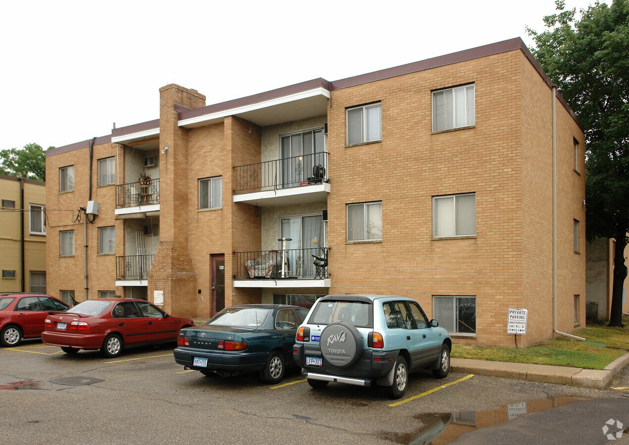 Photo - 461 Lynnhurst Ave W