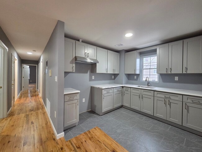 Building Photo - 82 Mallory Ave Unit 1