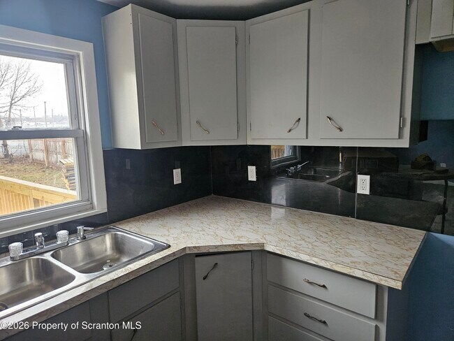 Photo - 335 Phelps St