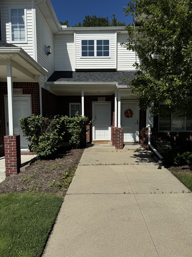 Building Photo - 5259 Twin Oaks Dr Unit 5259 Condo