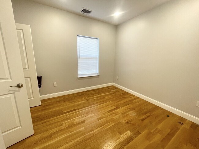 Photo - 65 Burrell St Unit 2