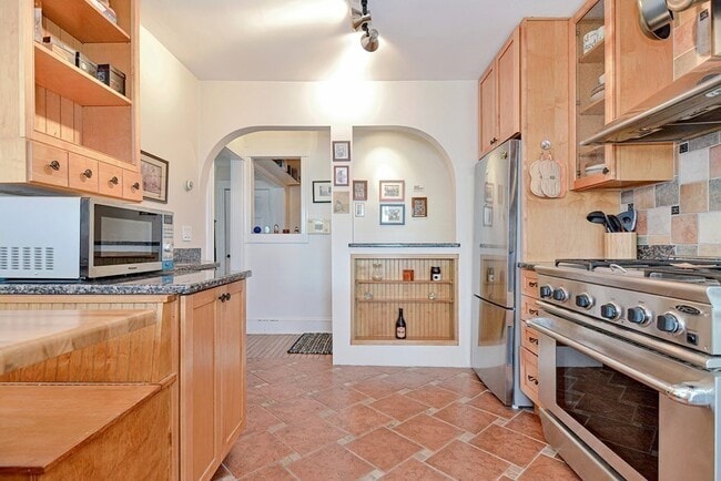 Building Photo - 842 Nantasket Ave Unit 5 Rental