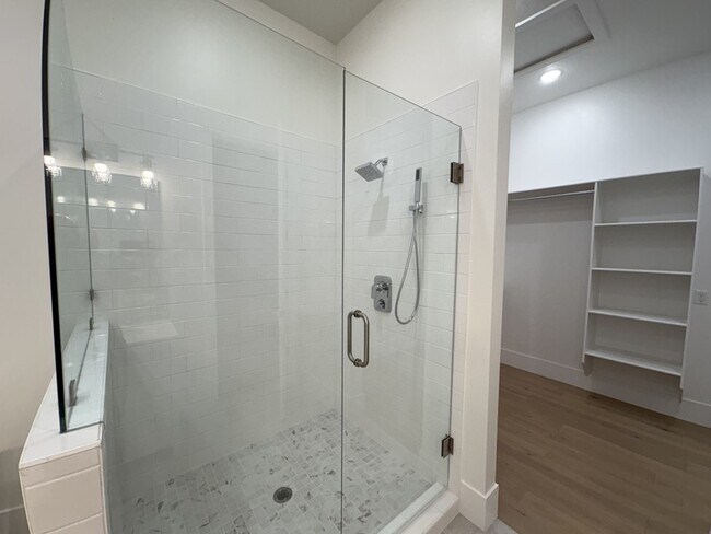 Photo - 68 W 4750 N