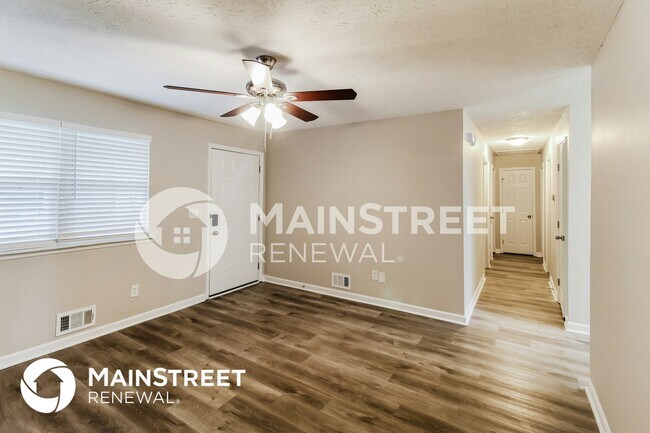 Photo - 635 Lakeridge Cir SE