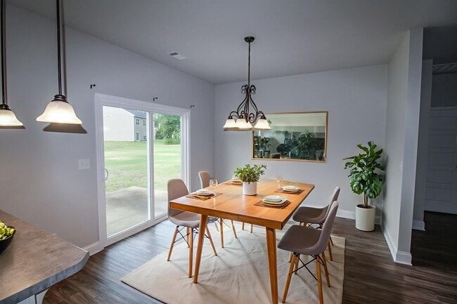 Photo - 412 Coles Way