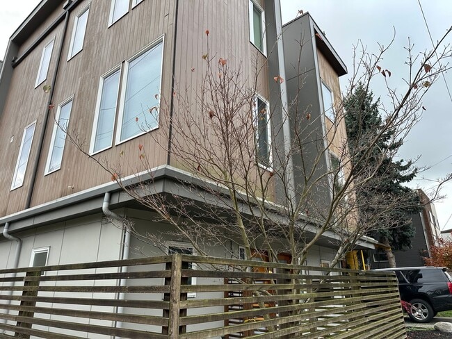 Building Photo - 2 bed Ballard Townhouse with everything.