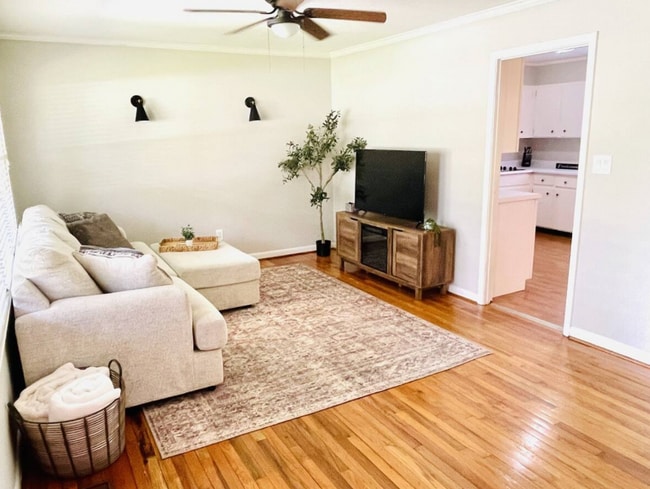 Photo - 2013 Lee Ave