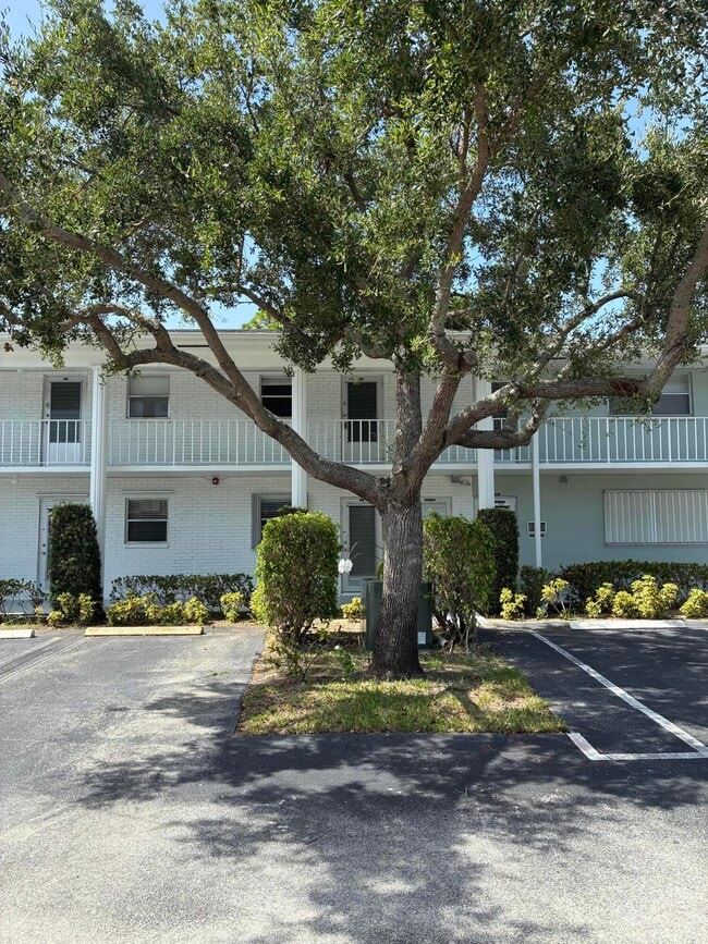 Building Photo - 2600 SW 22nd Ave Unit 908