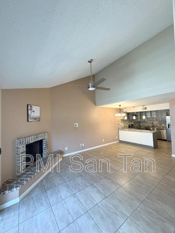 Building Photo - 2127 E 10th St Unit 1 Rental
