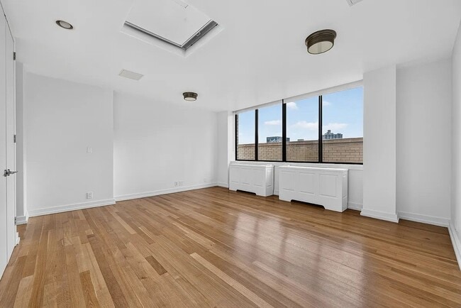 245 E 44th St Unit PH