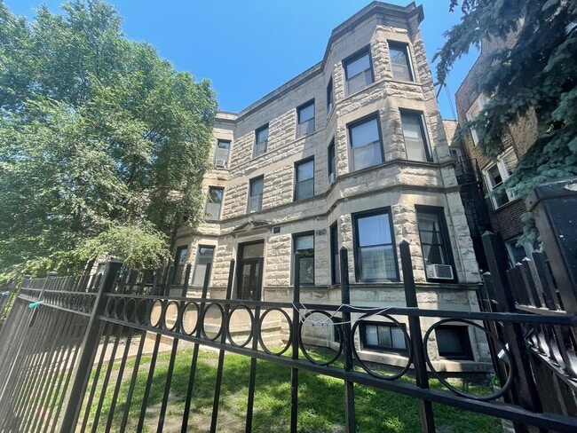 Building Photo - 3815 N Wilton Ave