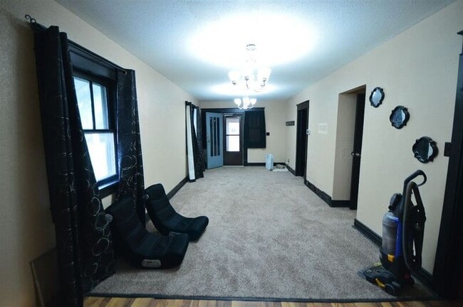 Photo - 108 W J St