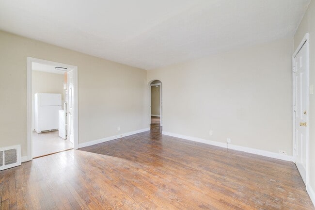 Photo - Cute 2 bedroom single family house in Bel-nor with attached garage.