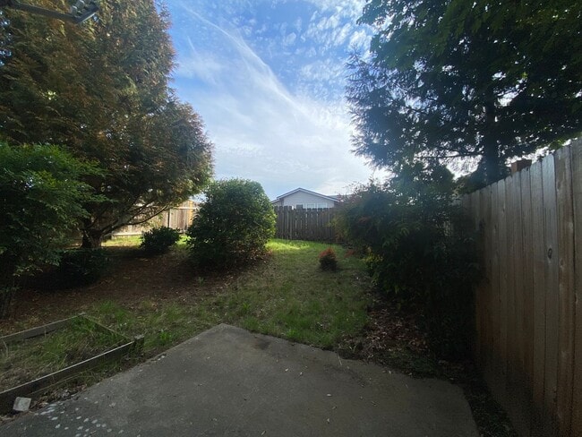 Building Photo - Come See This Lovely 3 Bedroom Townhouse! Unit 15626