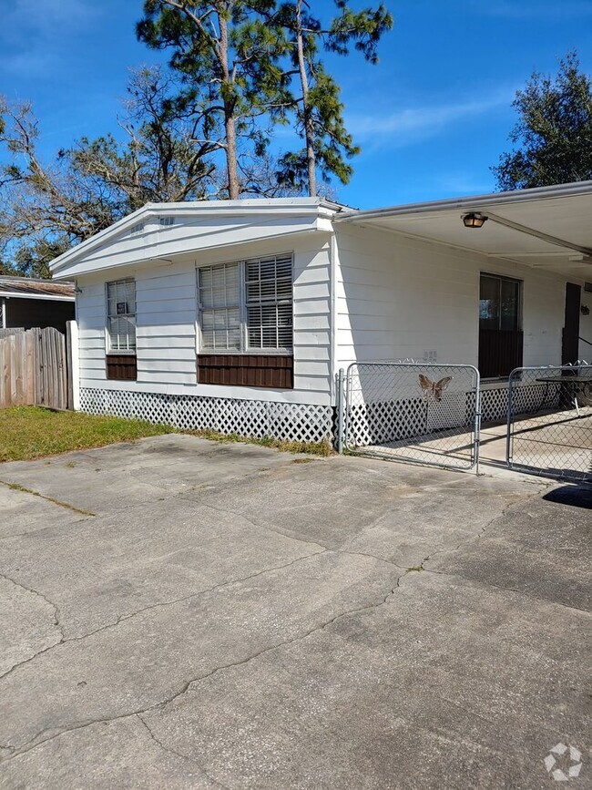 Building Photo - Move in Ready Manufactured 3/2 Home on Sou...