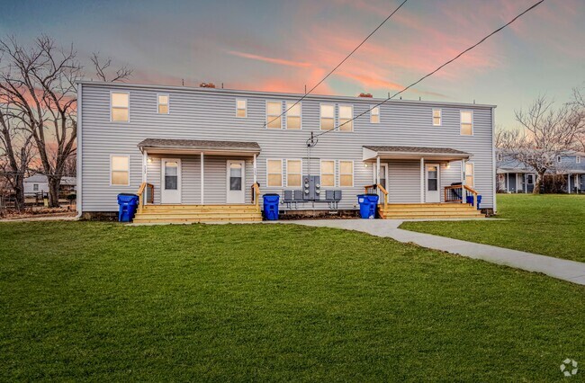 Building Photo - 2 bedroom 1 bathroom Townhouse