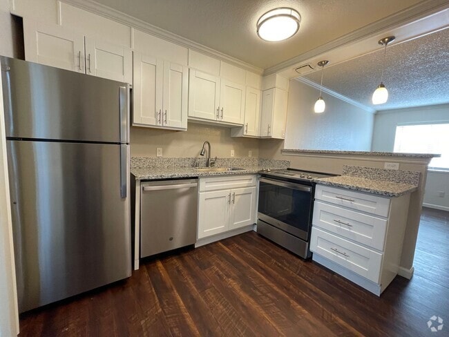 Building Photo - Spacious Downstairs 2 Bed 1 Bath in Gorgeo... Unit 2 Rental